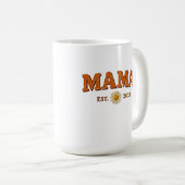 Retro Mama Est 2026 Gänseblümchen Kaffeetasse (VorderseiteRechts)