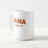 Retro Mama Est 2026 Gänseblümchen Kaffeetasse (Vorderseite Links)