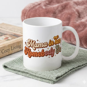 Retro Mama in ihrer Homebody-Ära Ästhetik-Kaffeeta Kaffeetasse
