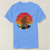 Retro Man Bigfoot Angeln im Freien Bigfoot Fischen T-Shirt (Design vorne)