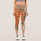 Retro Mandala Blume Orange und Tan Capri Leggings (Vorderseite)