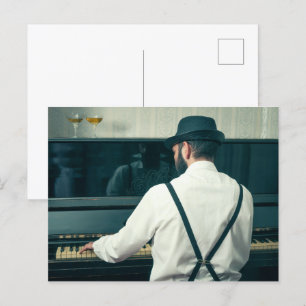 Retro-Mann spielt Klavier und rauchen Postkarte