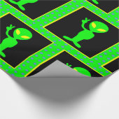 Retro Martian Alien Peace Sign Neon Colors Geschenkpapier (Ecke)