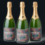 Retro Maximalist Geometric Aquamarin Christmas Schaumweinetikett<br><div class="desc">Dieses Retro,  maximalistisch,  kitschig und modern "Frohe Weihnachten" Ferienflasche-Label zeichnet sich durch einen aquamarinen Hintergrund mit geometrischen Mustern aus. Personalisieren Sie es für Ihre Bedürfnisse. In meinem Geschäft finden Sie passende Produkte.</div>