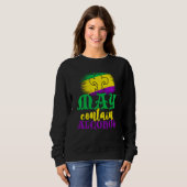 Retro May enthält Alkohol Funny Festival Mardi Gra Sweatshirt (Vorne ganz)