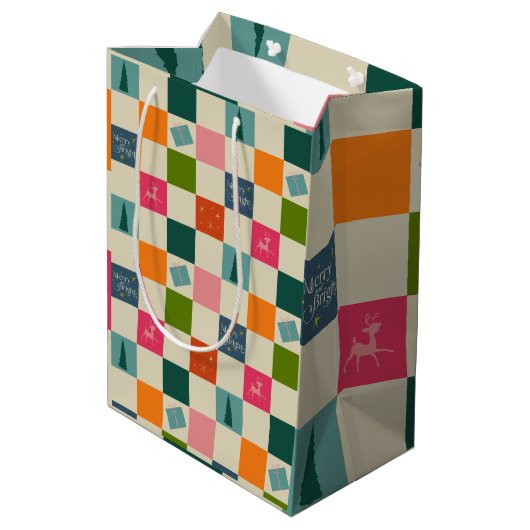 Retro Merry and Bright Christmas Wrapping Paper Mittlere Geschenktüte (Rückseite Schrägansicht)