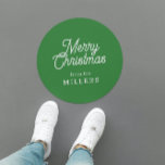 RETRO MERRY CHRISTMAS TYPOGRAPHIE AUF GRÜNEN RUNDER AUFKLEBER<br><div class="desc">Frohe Weihnachten anpassbare weiße Retro-Typografie auf einem benutzerdefinierten grünen Hintergrund.</div>