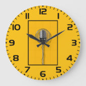 Retro Microphone on Bold Yellow Große Wanduhr (Vorderseite)
