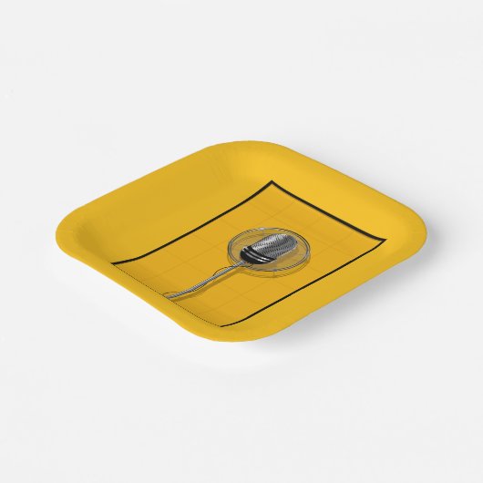 Retro Microphone on Bold Yellow Pappteller (Gewinkelt)