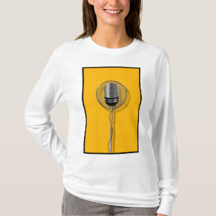 Retro-Mikrofon auf kräftigem Gelb T-Shirt