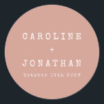 Retro Minimalistisch Dusty Rose Schreibmaschine Ho Runder Aufkleber<br><div class="desc">Fügen Sie Ihren Gastgeschenke Hochzeiten einen Vintagen Charme mit diesem Retro Minimalistischer Schreibmaschine Schriftart Custom Wedding Classic Round Sticker hinzu! Der weiche, staubige Hintergrund der Rose ergänzt wunderbar die schlichte weiße Typografie in einem klassischen Schriftart der Schreibmaschine und schafft so ein zeitloses und elegantes Design. Diese Aufkleber sind ideal zum...</div>