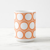 Retro-minimalistische orange-weiße Polka-Punkte Kaffeetasse (Mittel)