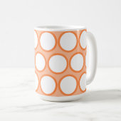Retro-minimalistische orange-weiße Polka-Punkte Kaffeetasse (VorderseiteRechts)