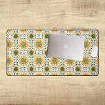 Retro Mitte Jahrhundert Daisy Yellow Green Schreibtischunterlage<br><div class="desc">Dieses Design kann durch Auswahl der Option Design bearbeiten personalisiert werden. Sie können auch auf andere Gegenstände übertragen. Kontaktieren Sie mich unter colorflowcreations@gmail.com oder nutzen Sie die Chat-Option oben auf der Seite, wenn Sie dieses Design auf einem anderen Produkt haben möchten oder Hilfe bei diesem Design benötigen. Sehen Sie mehr...</div>