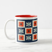 Retro Mod Abstrakt Geometric Butterfly Pattern Zweifarbige Tasse (Links)