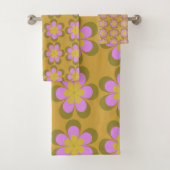 Retro Mod Blume Muster in Gelb und Violett Badhandtuch Set (Insitu)