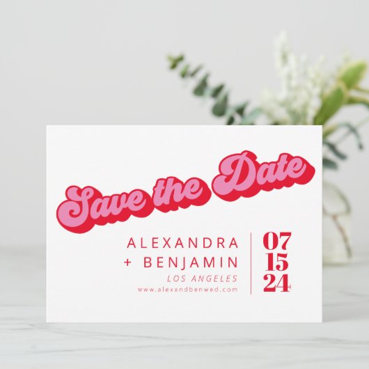 Retro Mod Groové Bold Rosa Red Checkerboard Save The Date (Stehend Vorderseite)