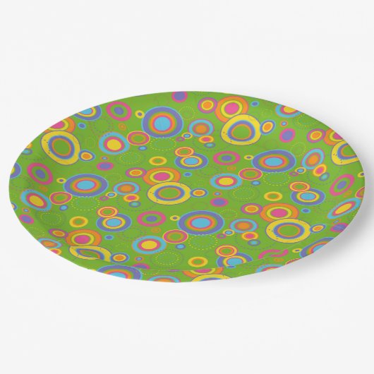Retro-Mod-Kreise auf Grün Pappteller (Schrägansicht)