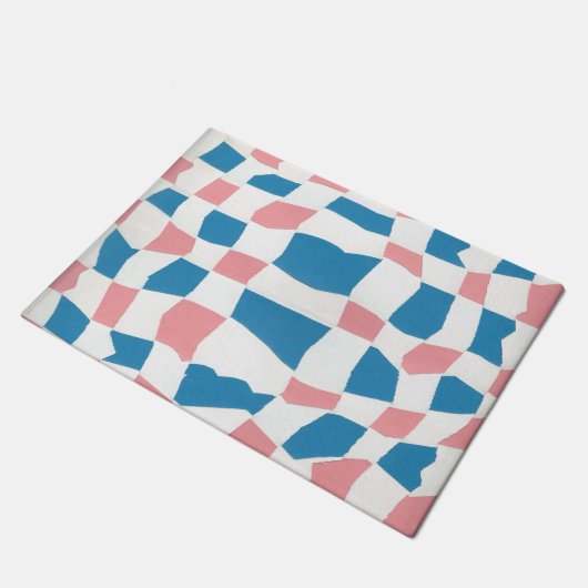 Retro Mod Pink Blue Checkerboard Abstrakt Fußmatte (Schrägansicht)