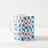 Retro Mod Pink Blue Checkerboard Abstrakt Kaffeetasse (Vorderseite Links)