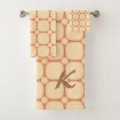 Retro Modern 70s Chic Cream Pink Beige Square Grid Badhandtuch Set (Insitu)