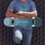 Retro Modern Curves Blau personalisiert Skateboard<br><div class="desc">Coole,  einfache Retro-Vintage Kurven in monochrom blauen personalisierten Namen Skateboard. Moderne Retrotypografie und einfach zu bedienende Vorlagen. Personalisiertes,  modernes Hippie-Design der 70er Jahre. Original-Kunstwerk von Catherine Sweetman</div>