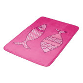 Retro Modern Fisch, Fuchsia und Light Pink Badematte (Schrägansicht)
