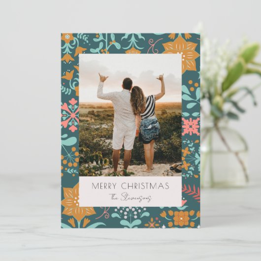 Retro Modern Green Frohe Weihnachtskarte Einladung (Stehend Vorderseite)