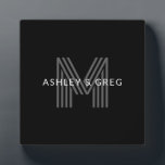 Retro Modern Name/s Editable Monogramm Schwarz & G Fotoplatte<br><div class="desc">Stilvoll anpassbares Retro-modernes Monogramm, bearbeiten, wie Sie wollen!</div>