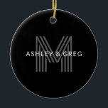 Retro Modern Name/s Editable Monogramm Schwarz & G Keramik Ornament<br><div class="desc">Stilvoll anpassbares Retro-modernes Monogramm,  bearbeiten,  wie Sie wollen!</div>