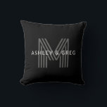 Retro Modern Name/s Editable Monogramm Schwarz & G Kissen<br><div class="desc">Stilvoll anpassbares Retro-modernes Monogramm,  bearbeiten,  wie Sie wollen!</div>