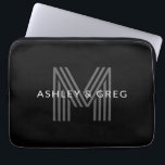 Retro Modern Name/s Editable Monogramm Schwarz & G Laptopschutzhülle<br><div class="desc">Stilvoll anpassbares Retro-modernes Monogramm, bearbeiten, wie Sie wollen!</div>