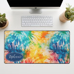 Retro Moderne Abstrakte Regenbogenfarben Gefärbte  Schreibtischunterlage<br><div class="desc">Fügen Sie Ihrem Arbeitsbereich mit unserer Retro Modern Abstrakt Rainbow Watercolor Gefärbte Krawatte Desk Mat einen Farbenstoß und Kreativität hinzu. Diese Matte verkörpert die Freude und Spontaneität des Retro-Krawatte-Farbstoff-Trends perfekt und fügt gleichzeitig eine moderne, abstrakte Drehung hinzu. Die wunderschönen Regenbogenfarben sind in einem beruhigenden Aquarelleffekt präsentiert, der einen nostalgischen Retro-Charme...</div>