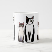 Retro Moderne schwarze und weiße Katze und Kitten Jumbo-Tasse (Vorderseite)