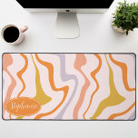 Retro Moderner Abstrakt rosa orangefarbener Marmor Schreibtischunterlage<br><div class="desc">Tauchen Sie ein in einen farbenfrohen Tanz mit unserem Abstrakten Retro Modern Liquid Marble Wave Muster. Dieses Muster, das die dynamische Fluidität marmorierter Oberflächen und die charmante Ästhetik des Retro-modernen Designs hervorruft, ist ein Fest für die Augen. Eine Sinfonie lebendiger Farben, Wirbel und Strömungen in wellenartigen Bewegungen, die ein faszinierendes...</div>