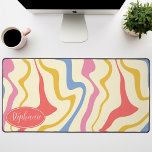 Retro Moderner Abstrakt rosafarbener Marmorwirbel Schreibtischunterlage<br><div class="desc">Tauchen Sie ein in einen farbenfrohen Tanz mit unserem Abstrakten Retro Modern Liquid Marble Wave Muster. Dieses Muster, das die dynamische Fluidität marmorierter Oberflächen und die charmante Ästhetik des Retro-modernen Designs hervorruft, ist ein Fest für die Augen. Eine Sinfonie lebendiger Farben, Wirbel und Strömungen in wellenartigen Bewegungen, die ein faszinierendes...</div>