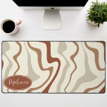 Retro Moderner Abstrakter Marmor, braun und creme Schreibtischunterlage<br><div class="desc">Tauchen Sie ein in einen farbenfrohen Tanz mit unserem Abstrakten Retro Modern Liquid Marble Wave Muster. Dieses Muster, das die dynamische Fluidität marmorierter Oberflächen und die charmante Ästhetik des Retro-modernen Designs hervorruft, ist ein Fest für die Augen. Eine Sinfonie lebendiger Farben, Wirbel und Strömungen in wellenartigen Bewegungen, die ein faszinierendes...</div>