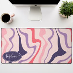 Retro Moderner Abstrakter Marmor rosa und Lila Schreibtischunterlage<br><div class="desc">Tauchen Sie ein in einen farbenfrohen Tanz mit unserem Abstrakten Retro Modern Liquid Marble Wave Muster. Dieses Muster, das die dynamische Fluidität marmorierter Oberflächen und die charmante Ästhetik des Retro-modernen Designs hervorruft, ist ein Fest für die Augen. Eine Sinfonie lebendiger Farben, Wirbel und Strömungen in wellenartigen Bewegungen, die ein faszinierendes...</div>