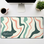 Retro Moderner Abstrakter Marmor schwenken Rosa un Schreibtischunterlage<br><div class="desc">Tauchen Sie ein in einen farbenfrohen Tanz mit unserem Abstrakten Retro Modern Liquid Marble Wave Muster. Dieses Muster, das die dynamische Fluidität marmorierter Oberflächen und die charmante Ästhetik des Retro-modernen Designs hervorruft, ist ein Fest für die Augen. Eine Sinfonie lebendiger Farben, Wirbel und Strömungen in wellenartigen Bewegungen, die ein faszinierendes...</div>