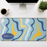 Retro Moderner Abstrakter Marmor Swirl blau und ge Schreibtischunterlage<br><div class="desc">Tauchen Sie ein in einen farbenfrohen Tanz mit unserem Abstrakten Retro Modern Liquid Marble Wave Muster. Dieses Muster, das die dynamische Fluidität marmorierter Oberflächen und die charmante Ästhetik des Retro-modernen Designs hervorruft, ist ein Fest für die Augen. Eine Sinfonie lebendiger Farben, Wirbel und Strömungen in wellenartigen Bewegungen, die ein faszinierendes...</div>