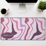 Retro Moderner Abstrakter Marmor Swirl Lila Mauve Schreibtischunterlage<br><div class="desc">Tauchen Sie ein in einen farbenfrohen Tanz mit unserem Abstrakten Retro Modern Liquid Marble Wave Muster. Dieses Muster, das die dynamische Fluidität marmorierter Oberflächen und die charmante Ästhetik des Retro-modernen Designs hervorruft, ist ein Fest für die Augen. Eine Sinfonie lebendiger Farben, Wirbel und Strömungen in wellenartigen Bewegungen, die ein faszinierendes...</div>