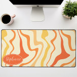 Retro Moderner Abstrakter Marmor Swirl Orange Gelb Schreibtischunterlage<br><div class="desc">Tauchen Sie ein in einen farbenfrohen Tanz mit unserem Abstrakten Retro Modern Liquid Marble Wave Muster. Dieses Muster, das die dynamische Fluidität marmorierter Oberflächen und die charmante Ästhetik des Retro-modernen Designs hervorruft, ist ein Fest für die Augen. Eine Sinfonie lebendiger Farben, Wirbel und Strömungen in wellenartigen Bewegungen, die ein faszinierendes...</div>