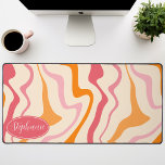 Retro Moderner Abstrakter Marmor Swirl Rosa Orange Schreibtischunterlage<br><div class="desc">Tauchen Sie ein in einen farbenfrohen Tanz mit unserem Abstrakten Retro Modern Liquid Marble Wave Muster. Dieses Muster, das die dynamische Fluidität marmorierter Oberflächen und die charmante Ästhetik des Retro-modernen Designs hervorruft, ist ein Fest für die Augen. Eine Sinfonie lebendiger Farben, Wirbel und Strömungen in wellenartigen Bewegungen, die ein faszinierendes...</div>
