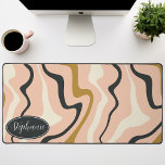 Retro Modernes Abstraktes Marmor Swirl Rosa Schwar Schreibtischunterlage<br><div class="desc">Tauchen Sie ein in einen farbenfrohen Tanz mit unserem Abstrakten Retro Modern Liquid Marble Wave Muster. Dieses Muster, das die dynamische Fluidität marmorierter Oberflächen und die charmante Ästhetik des Retro-modernen Designs hervorruft, ist ein Fest für die Augen. Eine Sinfonie lebendiger Farben, Wirbel und Strömungen in wellenartigen Bewegungen, die ein faszinierendes...</div>