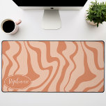 Retro Modernes Abstraktes Marmorpfirsich Schreibtischunterlage<br><div class="desc">Tauchen Sie ein in einen farbenfrohen Tanz mit unserem Abstrakten Retro Modern Liquid Marble Wave Muster. Dieses Muster, das die dynamische Fluidität marmorierter Oberflächen und die charmante Ästhetik des Retro-modernen Designs hervorruft, ist ein Fest für die Augen. Eine Sinfonie lebendiger Farben, Wirbel und Strömungen in wellenartigen Bewegungen, die ein faszinierendes...</div>