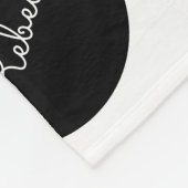 Retro-modernes Schwarz-Weiß-Polka-Dotdesign Fleecedecke (Ecke)