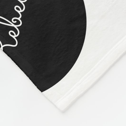 Retro-modernes Schwarz-Weiß-Polka-Dotdesign Fleecedecke (Ecke)