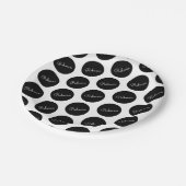 Retro-modernes Schwarz-Weiß-Polka-Dotdesign Pappteller (Schrägansicht)