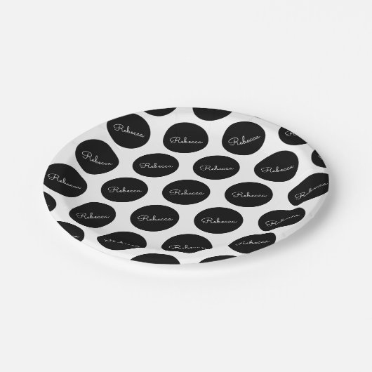 Retro-modernes Schwarz-Weiß-Polka-Dotdesign Pappteller (Schrägansicht)