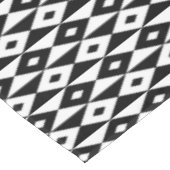 Retro Modernes Schwarz-weißes Diamantformmuster Tischdecke (Schrägansicht)